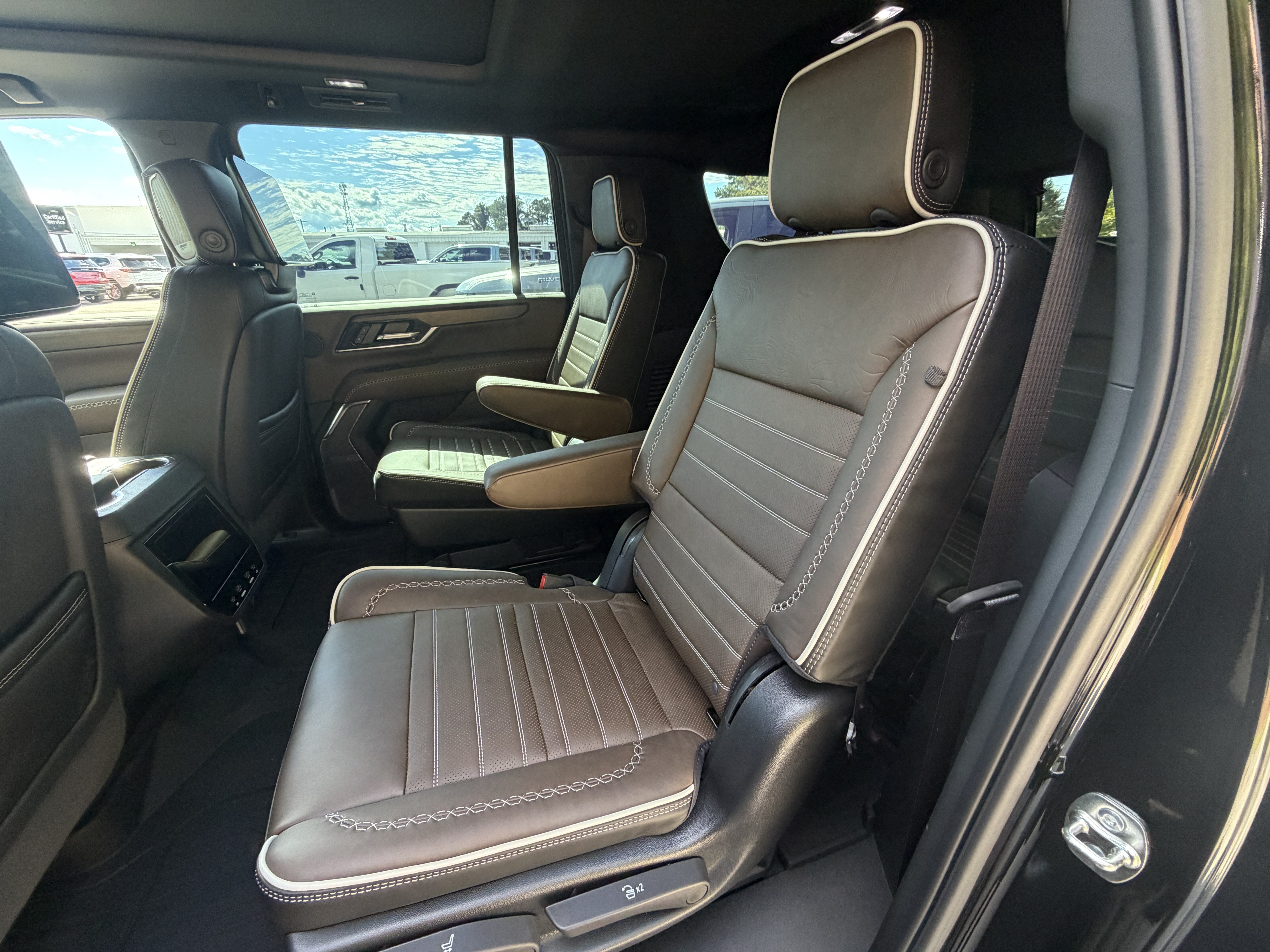 Used 2026 GMC Yukon XL Denali Ultimate w/ LPO, Illumination Package AWD/4WD image 20