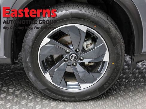 Used 2024 Nissan Rogue SV image 30