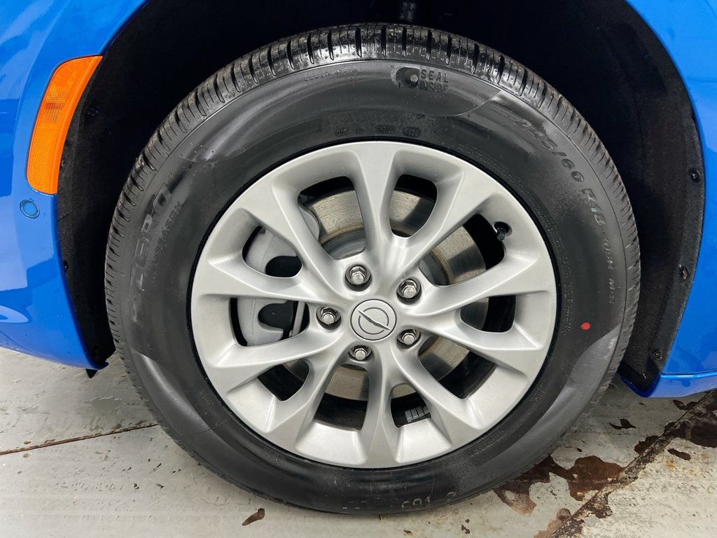 New 2026 Chrysler Pacifica Select AWD/4WD image 27