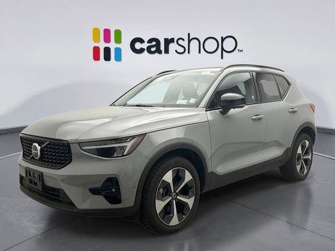 Used 2025 Volvo XC40 B5 Plus AWD/4WD image 1