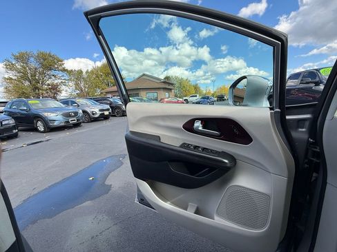 Used 2020 Chrysler Pacifica Limited image 20