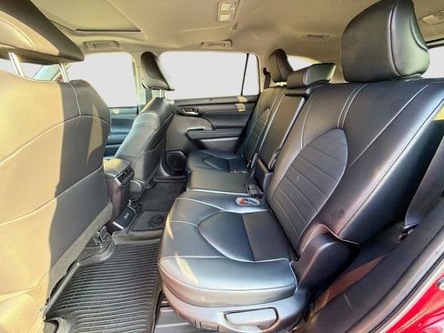 Used 2023 Toyota Highlander XLE image 23