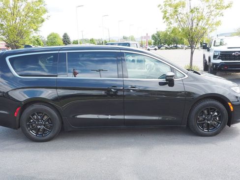 Used 2024 Chrysler Pacifica Touring-L FWD image 4