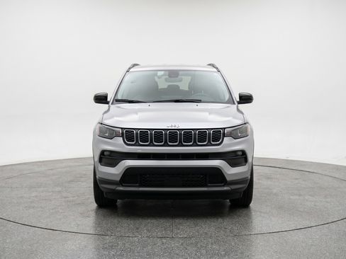 Used 2025 Jeep Compass Latitude AWD/4WD image 2