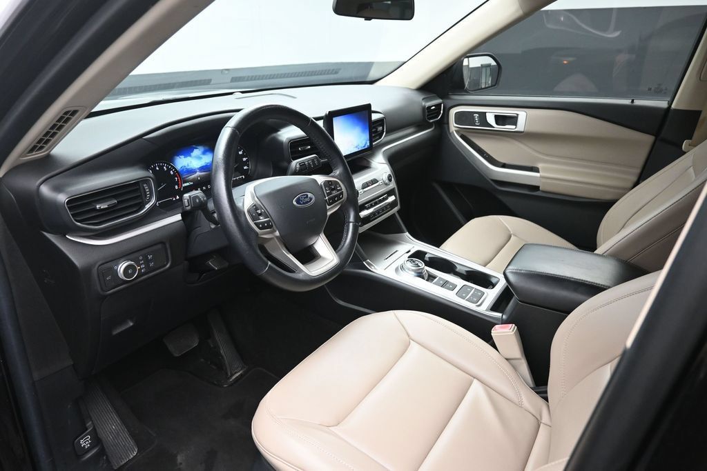 Used 2021 Ford Explorer XLT w/ Equipment Group 202A RWD image 19