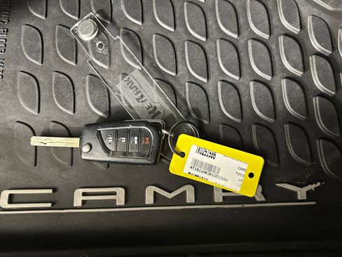 Used 2019 Toyota Camry L image 29