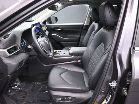 Used 2025 Toyota Highlander XLE AWD/4WD image 19