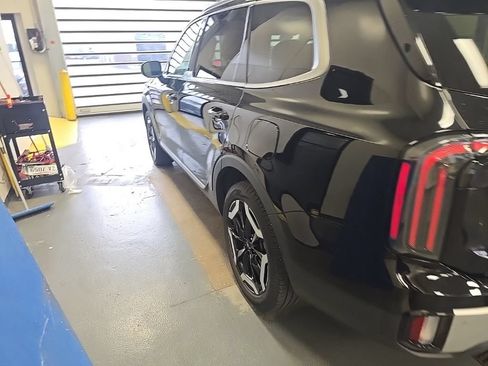 Used 2024 Kia Telluride EX w/ EX Captain's Chair Package FWD image 2