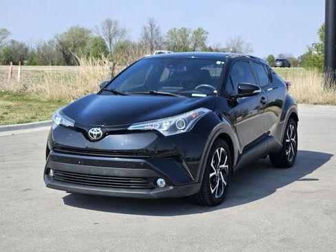 Used 2018 Toyota C-HR XLE image 3