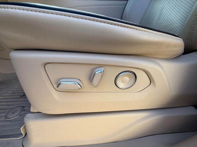 Used 2024 Cadillac Escalade Premium Luxury AWD/4WD image 17