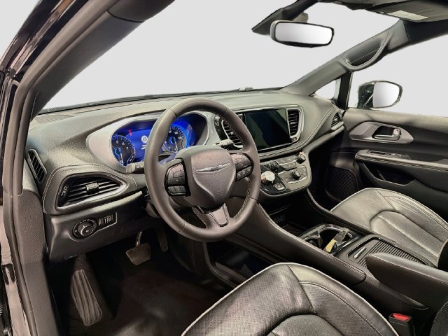 Used 2025 Chrysler Pacifica Limited FWD image 9
