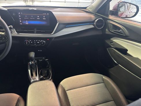 Used 2025 Chevrolet Trax LT image 36