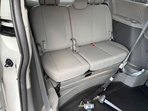 Used 2017 Toyota Sienna XLE w/ XLE Navigation Package FWD image 17