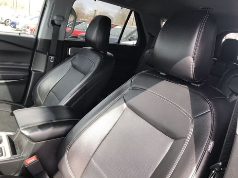 Used 2022 Ford Explorer Limited image 11