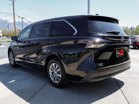 Used 2023 Toyota Sienna LE AWD/4WD image 6