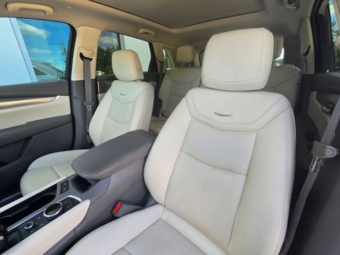 Used 2022 Cadillac XT5 Premium Luxury w/ Technology Package FWD image 11