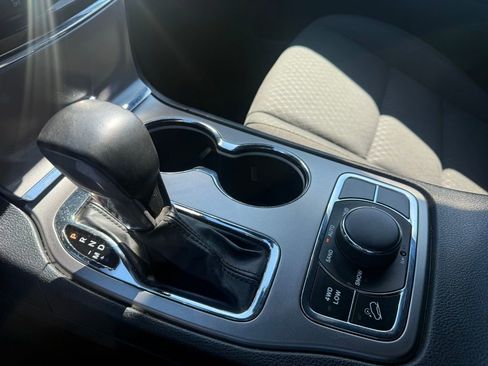 Used 2020 Jeep Grand Cherokee Laredo AWD/4WD image 18