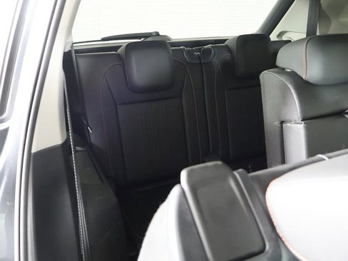 Used 2024 Volkswagen Tiguan SE image 35