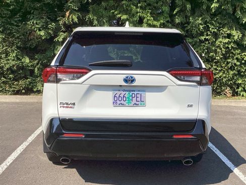 Used 2022 Toyota RAV4 SE w/ Weather & Moonroof Package AWD/4WD image 21