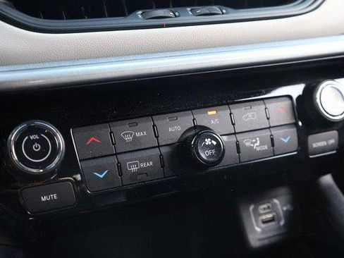 Used 2025 Jeep Compass Limited AWD/4WD image 13