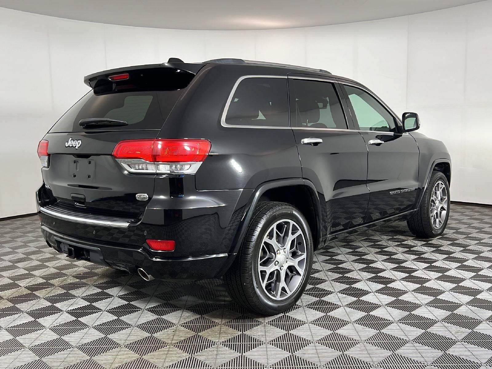 Used 2020 Jeep Grand Cherokee Overland AWD/4WD image 5
