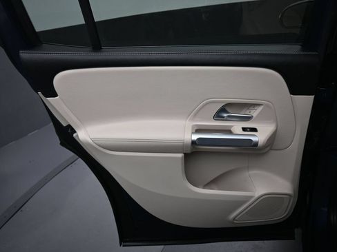 Used 2022 Mercedes-Benz GLB 250 4MATIC image 35