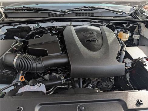 Used 2021 Toyota Tacoma SR5 AWD/4WD image 8