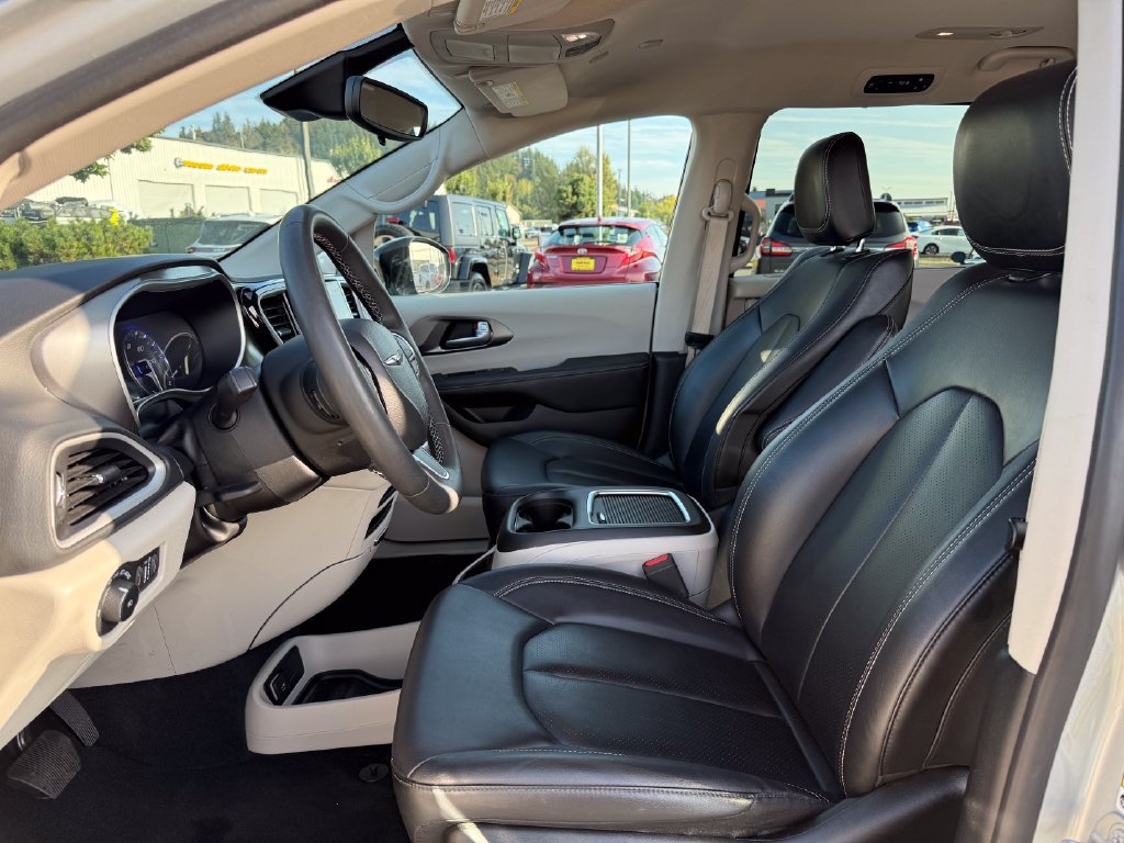 Used 2024 Chrysler Pacifica Touring-L FWD image 17