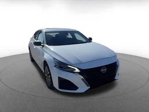 Used 2025 Nissan Altima 2.5 SV image 3