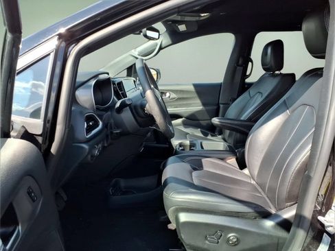 Used 2025 Chrysler Pacifica Select FWD image 4