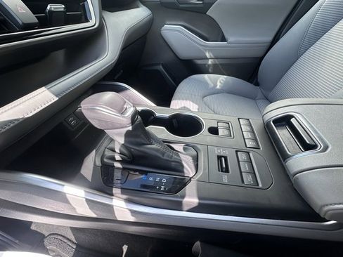 Used 2022 Toyota Highlander LE image 30