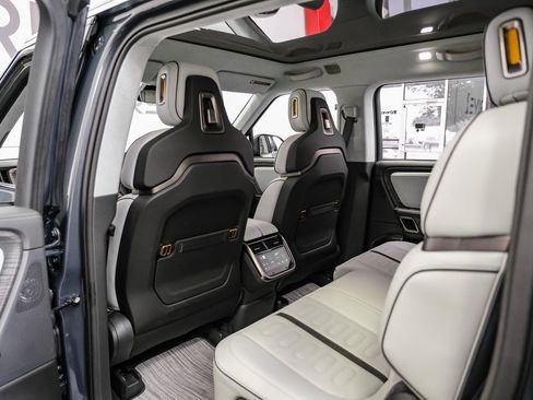 Used 2023 Rivian R1S Adventure image 39