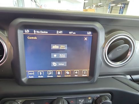 Used 2019 Jeep Wrangler Unlimited Sahara w/ Uconnect 4C Nav & Sound Group AWD/4WD image 19