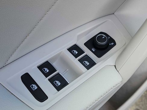 Used 2022 Volkswagen Tiguan SE AWD/4WD image 25