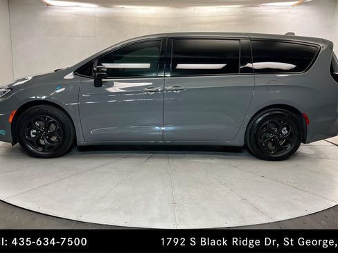 Used 2023 Chrysler Pacifica Limited w/ Uconnect Theater Family Group FWD image 2
