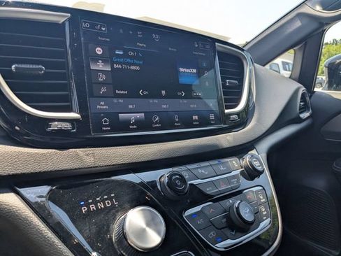 Used 2025 Chrysler Pacifica Select FWD image 23
