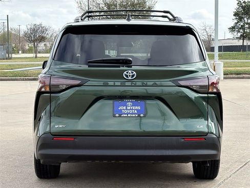 Used 2025 Toyota Sienna LE image 8