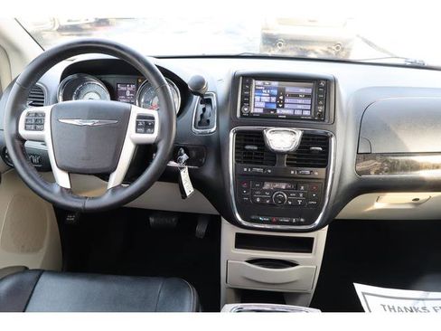 Used 2016 Chrysler Town & Country Touring-L image 11