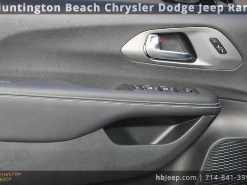 Used 2026 Chrysler Pacifica Select image 10