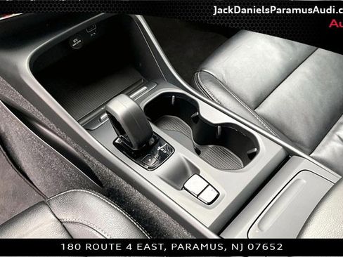 Used 2022 Volvo XC40 T5 Momentum image 12