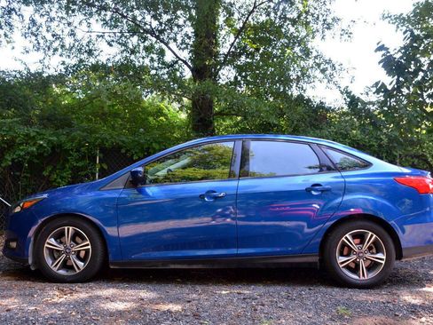 Used 2018 Ford Focus SE w/ SE Appearance Package FWD image 7