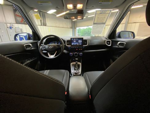 Used 2025 Hyundai Venue SEL FWD image 17