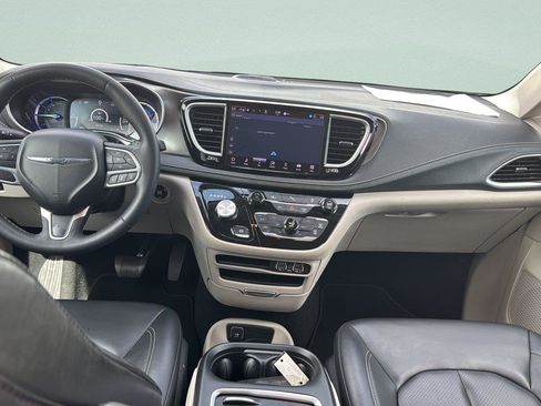 Used 2024 Chrysler Pacifica Limited FWD image 23