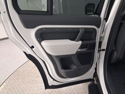 Used 2025 Land Rover Defender 110 S image 27