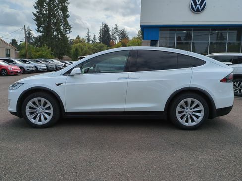 Used 2019 Tesla Model X image 2