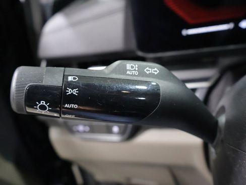 Used 2025 Kia Carnival FWD image 32