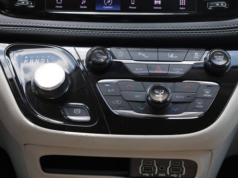 Used 2023 Chrysler Pacifica Touring-L FWD image 23