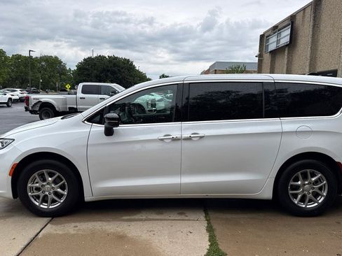Used 2026 Chrysler Pacifica Select FWD image 4