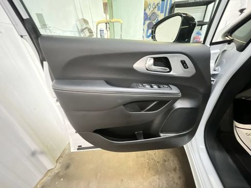 Used 2025 Chrysler Pacifica Limited FWD image 13