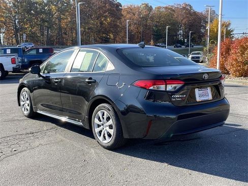 Used 2022 Toyota Corolla LE image 3